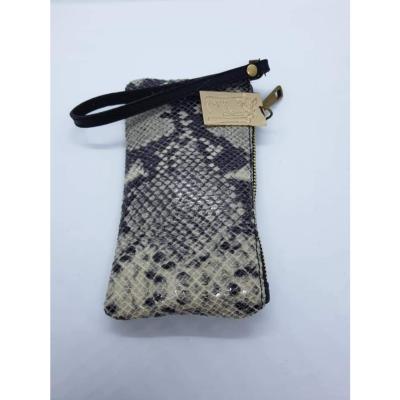 Pochette en cuir gris reptile