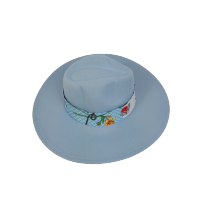 Chapeau Bleu avec Bandeau Fleuri